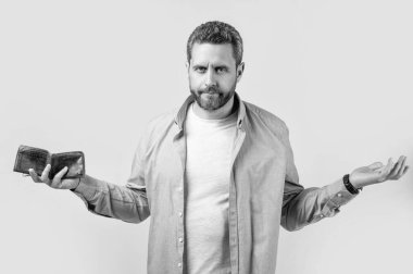 Cüzdanı olmayan parasız bir adamın fotoğrafı. Stüdyonun arka planında cüzdanı olmayan parasız bir adam. Stüdyoda cüzdanlı parasız bir adam. Elinde cüzdanı olan parasız bir adam..