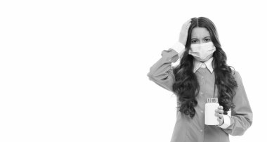 Baş ağrısından ağrı kesici hapları tutan bir kız. Kızda ağrı kesici baş ağrısı hapları var. Baş ağrısı ve ağrı kesici hapları olan kız, fotokopi odası. Baş ağrısı kesici hapları olan maskeli bir kız..