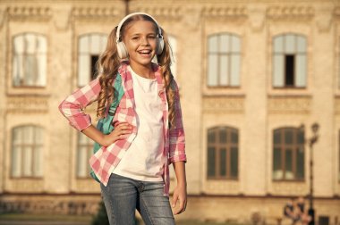 Okul bahçesinde müzik dinleyen mutlu genç kız, kopyalama alanı..