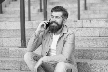 İyi ki dışarıda akıllı telefonlar var. Adamın dışarıda akıllı telefon görüşmesi var. Adamın sokakta akıllı telefonları var. Fotoğrafta akıllı telefon var..