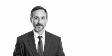 Olgun iş adamı beyaz arka planda kopya alanı ile izole edilmiş. Stüdyoda takım elbiseli bir iş adamı. Profesyonel iş adamının fotoğrafı. Takım elbiseli Kafkas işadamı.