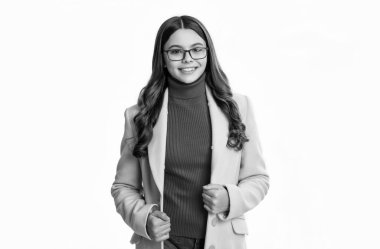 Neşeli genç kız. Esmer saçlı genç kızın fotoğrafı. Genç kız beyaz arka planda izole edilmiş. Stüdyoda genç bir kız.