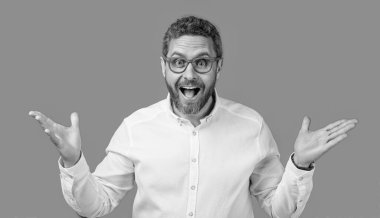 amazed mature man look in eyewear at studio. man look in eyewear. photo of mature man look in eyewear. man look in eyewear isolated on blue background.