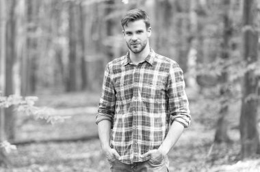 Tarz sahibi beyaz adamın sakalı var. Kareli gömlek giyen beyaz bir adam. Ormandaki beyaz bir adamın fotoğrafı. Kafkasyalı adam dışarıda..