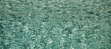 Yaz zamanı. dalgalı mavi yüzme havuzu arka planı.