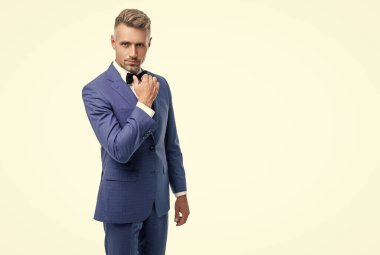 Beyaz arka planda yalıtılmış papyonlu zarif erkek garson..