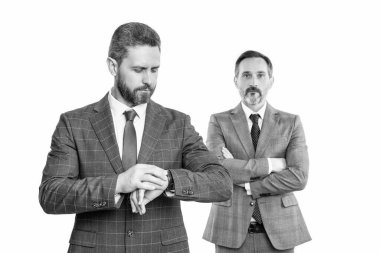 Stüdyodaki seçici odaklı dakik iş adamları. Dakik iş adamları vardiyayı kontrol ediyor. Dakik iş adamları beyaz arka planda izole edilmiş zamanı kontrol ederler. Kol saati olan dakik iş adamları..