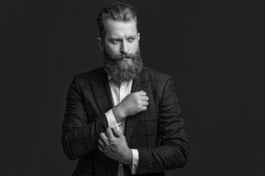 Kırmızı giysili adam izole edildi. Stüdyoda takım elbiseli bir adam var. Arka planda takım elbiseli bir adam var. Resmi kıyafet giymiş sakallı bir adamın fotoğrafı..