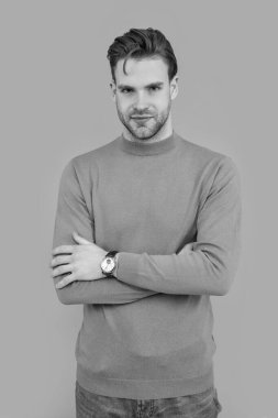 Kendine güvenen beyaz adamın fotoğrafı. Beyaz adam gri arka planda izole edilmiş. Stüdyodaki beyaz adam. Saati olan beyaz bir adam..