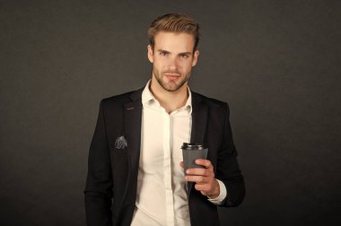 Avukat sabah kahvesini siyah arka planda içer..