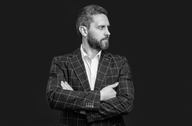 Karizmatik resmi erkek giyimi kırmızı arka planda izole edilmiş. Adam resmi erkek giyim stüdyosunda. Resmi erkek giyimli bir adam. Resmi erkek giyimli bir adamın fotoğrafı..