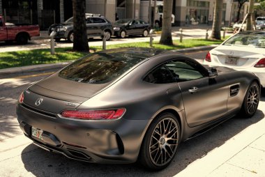 Miami Beach, Florida USA - 15 Nisan 2021: mat Mercedes Benz v8 biturbo, arka köşe manzaralı.