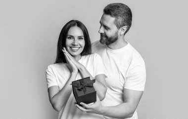 Kadınlar günü konsepti. Sarı arka planda yaşayan sürpriz çift. Stüdyoda sürpriz hediyeleri olan çift. Sürpriz hediye kutusu olan tatil çifti. Şimdiki çiftin fotoğrafı.