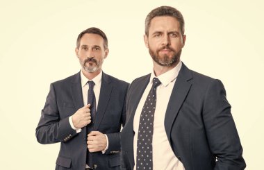 Beyaz arka planda izole edilmiş iş adamlarının lideri. Seçici odak noktasında iş adamları liderliği. İş liderliğini gösteren adamların fotoğrafı. iş liderliği kavramı.