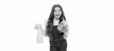 Temizlikçi kız eldiven giymiş. Temizlik eldivenli genç kız beyaza izole edilmiş. Temizlikçi kız stüdyoda temizlik eldiveni giyer. Temizlik eldivenli temizlikçi kızın fotoğrafı..