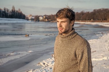 Soğuk kışlı bir adam süveter giyer, fotokopi çeker. Soğuk kışın ortasında bir adam. Kışın açık havada şık bir adam. İnsan kışın üşür tatillerde.