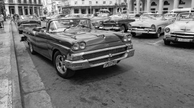 Havana, Küba - 2 Mayıs 2019: Mor Ford üstü açık eski araba. Taksi arabası..