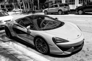 Miami Beach, Florida USA - 15 Nisan 2021: beyaz Mclaren 570 üstü açık spor araba, yan köşe manzaralı. yüksek açı.