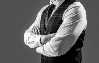 Gri arkaplanda fotokopi alanı olan resmi kıyafetli adam izole edildi. Stüdyoda resmi kıyafet giyen bir adam. Resmi kıyafet giyen bir adamın fotoğrafı. Takım elbiseli adam..