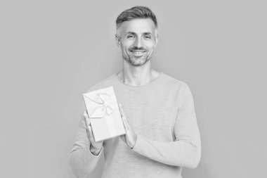 Pozitif adam alışverişçisi mavi ile izole edilmiş durumda. Stüdyoda alışveriş yapan adam. Arkadan alışveriş yapan adam. Erkek alışverişçinin fotoğrafı..