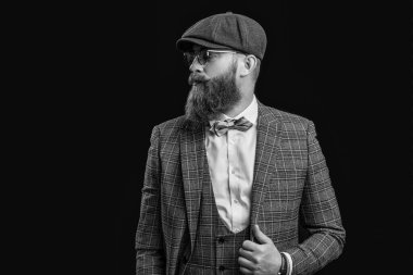 Siyah, yirmili yaşlarda izole edilmiş eski bir gangster. Stüdyodaki eski gangster. Arka planda eski gangster var. Eski gangsterin fotoğrafı. Zirveye ulaşmış şapkası var..