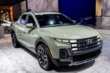New York City, ABD - 27 Mart 2024: Hyundai Santa Cruz modern araba New York Uluslararası Otomobil Fuarı, köşe manzara.