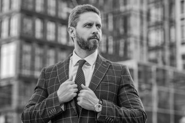 Kravatlı profesyonel iş adamı imajı. Profesyonel iş adamı. Kentsel altyapıda bir iş adamı. Profesyonel iş adamı, sokakta ceket giyiyor..