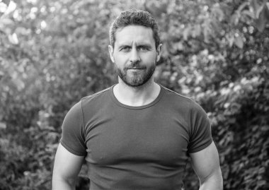 Tıraşsız, gömlekli adam. Sakallı, beyaz bir adam. Olgun adam dışarıda.