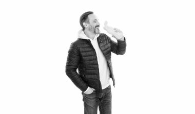 İçki içen adamın elinde şişe. Suya susamış adam için bir şişe. Susamış adam beyaz arka planda su şişesi tutuyor ve içiyor. Susamış olgun bir adam stüdyoda şişeden su içiyor.