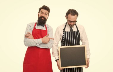 Tahtalı bir barmen. Hippi barmen karatahta fotokopi alanı gösteriyor. Personel kiralamak. Sakallı hippi adamlar seni bilgilendiriyor. Sakallı barmen ya da önlüklü aşçı boş karatahta tutuyor. İşçiler aranıyor.