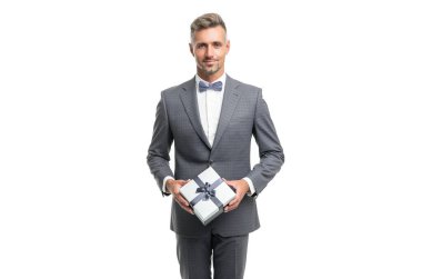 Mavi papyon takmış gülümseyen bir adam beyaz kutuda saklanmış bir hediye kutusu tutuyor..