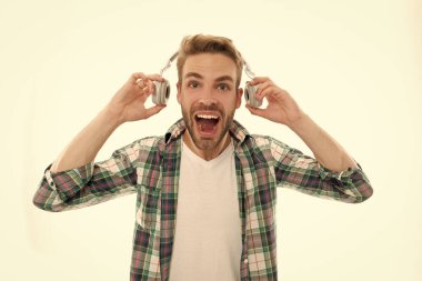 Beyaz stüdyoda izole edilmiş kulaklıkları çıkaran şok olmuş bir adam. Kulaklarının yanında kulaklık tutarak çenesini düşüren hayret verici bir adam. Dinleme şoku. Müzik sürprizi. Aman Tanrım..