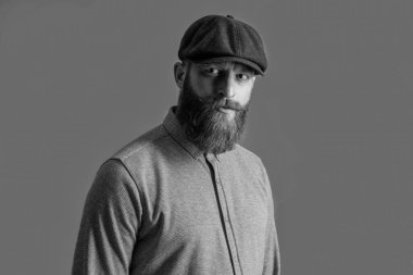 Yakışıklı İrlandalı adamın portresi. Ciddi yüzlü sakallı adam. Kızıl sakallı, bıyıklı, sakallı, sakalsız bir adam..