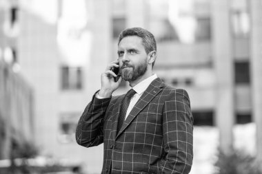 Telefonu olan iş adamı konuşuyor. İş adamının telefon görüşmesi. İş adamı telefonda konuşuyor. İş adamının telefon görüşmesi.