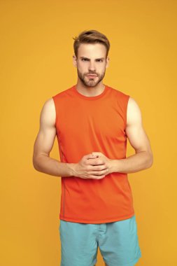 Ciddi bir sporcu sarıda izole edilmiş. Atletizm atölyesi. Spor giyim sektöründeki sporcu. Spor ve spor. Atletik fitness. Spor ve eğlence aktivitesi.