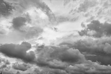 Bulutlu gökyüzü. Bulutlu gökyüzü arka planı. Gökyüzü arkaplanı bulutlu. Gökyüzünde bulut. Bulutlu arka plan. Bulutlu kasvetli bir gökyüzü. Gökyüzü ve bulutlar. bulutlu arkaplan.