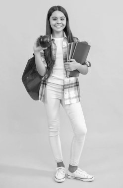 Bilgi almak için iyi çalış. Okul dersleri alıyorum. Bilgi günü. Kız çocuk eğitimi. Okula dönüyorum. Genç kızlar için okul eğitimi. Sırt çantalı genç kız öğrenci. Yenilikçi eğitim.