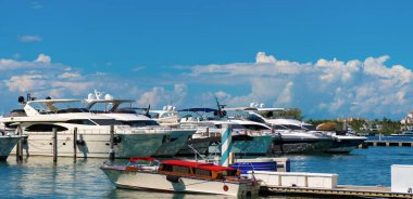 Lüks yat Miami sahil limanında demirlemiş. Yaz marinası, Florida..