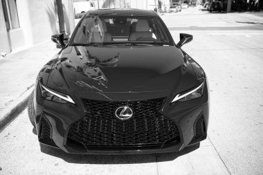 Miami Beach, Florida USA - 13 Nisan 2021: Red Lexus RC 200t, ön manzara. lüks spor araba.