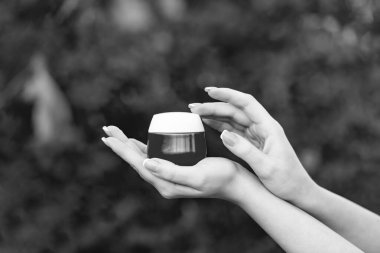 El ele tutuşup cilt bakımı için krema kavanozu uyguluyorum. cilt sağlığı.