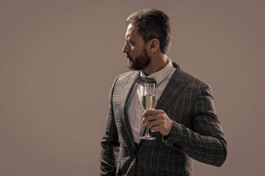 Smokinli adam tezahürat yapıyor ve kutluyor, fotokopi odası. Kutlama ve tezahürat. Smokinli adam tezahürat yapıyor ve stüdyoda kutlama yapıyor. Kutlama ve tezahürat için smokinli adam. Smokinli adam, şampanya getir..