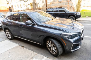 New York, ABD - 15 Mart 2024: BMW X6 lüks otomobil dışarıda park edilmiş, köşe manzaralı.