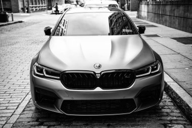 New York, ABD - 15 Temmuz 2023: BMW F90 M5 gri renkli araba park edilmiş, ön manzara.