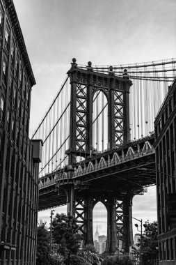 New York şehir mimarisi. New York 'taki Manhattan Köprüsü. Manhattan 'daki tarihi köprünün mimarisi. Aşağı Manhattan 'ı Brooklyn' e bağlayan köprü. DUMBO mahallesine giriş kapısı.