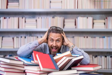 Üniversite profesörü öğrenme ve öğrenme. Okul eğitimi. Okula dönüyorum. Kitaplı üniversite eğitimi. Okul öğretmeni eğitimi sever. Okul kütüphanesindeki kitap kurdu ineği. ödev beyin fırtınası.