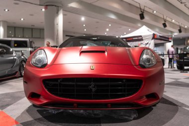 New York, ABD - 27 Mart 2024: Ferrari California Roadster kırmızı araba New York Uluslararası Otomobil Fuarı, ön manzara.