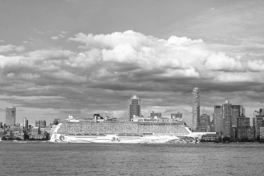 New York, ABD - 19 Haziran 2023: New York 'ta Manhattan' a yakın Norveçli Neşe Yelkenlisi. New York Manhattan 'ın Skyline' ı Hudson Nehri yolcu gemisi NCL 'de seyrediyor..