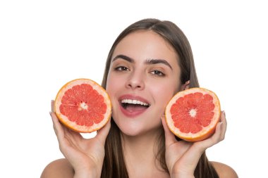 Gençlik ve güzellik. Genç kız sağlıklı bir ışıltı için detoks yapıyor. Sağlıklı greyfurtlu genç bir kadın. C vitamininin faydaları cildini beyazla izole edilmiş vitaminle doldurur. Cilt bakımı ve diyet. Sağlıklı ışıltı.