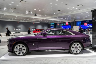 New York City, ABD - 27 Mart 2024: Rolls Royce Spectre modern lüks araba New York Uluslararası Otomobil Fuarı, yan görüş.