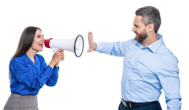 Patronun terfi konusunda ortağıyla anlaşmazlığı var. Anlaşmazlığı çözmek. İş çatışması. Hoparlörde çalışan bir kadına bağıran iş kadını beyazdan izole edilmiş. çatışma çözme süreci.